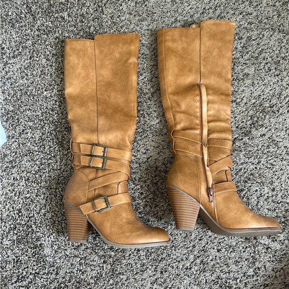 Maurice’s Scarlett heeled boots in tan or faux suede - Picture 6 of 8